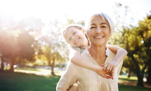 Senior avec enfant sur le dos.jpg